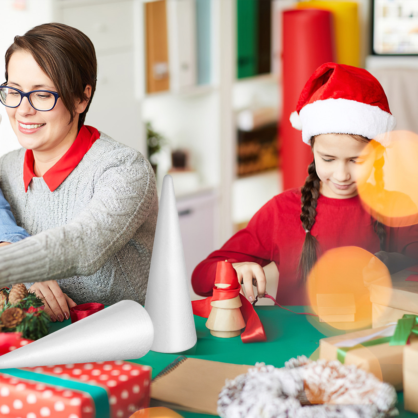 Art Craft Holiday - 2個入り、多用途フォームコーン。ホワイト。DIYクラフト素材として、クリスマスなどの装飾、フラワーアレンジメント、学校の美術プロジェクト、結婚式の装飾などに。