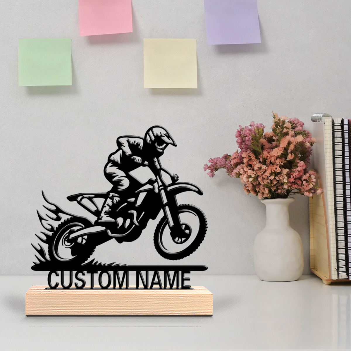 Art Craft Names - 1個入り シンプルなバイク乗りのカスタムネーム入りブリキ像 金属製オーナメントアートクラフト 木製台座付き 自宅のデスクデコレーション用